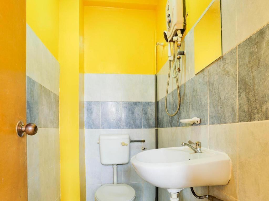 Oyo 89406 Lucky Budget Hotel Nilai Eksteriør bilde
